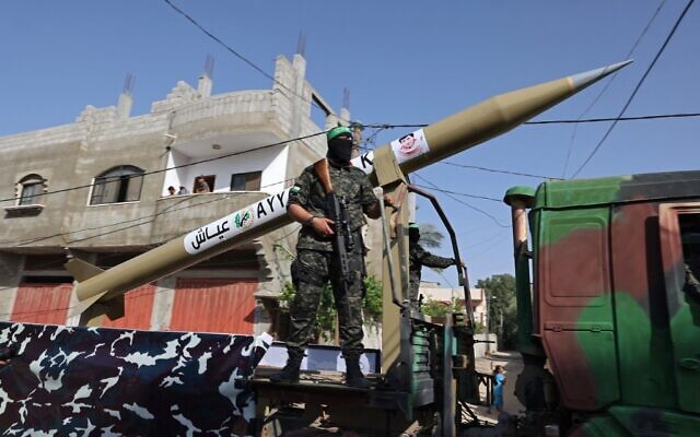 Des membres des brigades Ezzedine al-Qassam, aile armée du mouvement terroriste palestinien du Hamas, lors d'un défilé à Rafah, dans le sud de la bande de Gaza, le 28 mai 2021. (Crédit : SAID KHATIB / AFP)