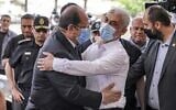 Yahya Sinwar (à droite), le chef de la branche politique du Hamas à Gaza, embrassant le général Abbas Kamel (à gauche), chef du renseignement égyptien, alors que ce dernier arrive pour une réunion avec les dirigeants du Hamas à Gaza le 31 mai 2021 (Crédit : Mahmud Hams/AFP)
