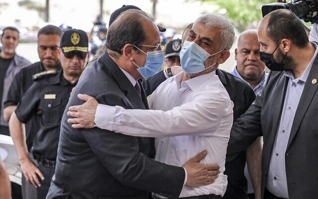 Yahya Sinwar (à droite), le chef politique du Hamas à Gaza, embrasse le général Abbas Kamel (à gauche), chef du renseignement égyptien, alors que ce dernier arrive pour une réunion avec les dirigeants du Hamas à Gaza le 31 mai 2021 (Crédit : MAHMUD HAMS / AFP ) Yahya Sinwar (à droite), le chef politique du Hamas à Gaza, embrasse le général Abbas Kamel (à gauche), chef du renseignement égyptien, alors que ce dernier arrive pour une réunion avec les dirigeants du Hamas à Gaza le 31 mai 2021 (Crédit : MAHMUD HAMS / AFP )