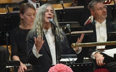 La chanteuse américaine Patti Smith en concert lors de la remise du prix Nobel à Stockholm, le 10 décembre 2016. (Crédit : AFP PHOTO/TT News Agency/JESSICA GOW)