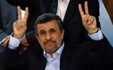 L'ancien président iranien Mahmoud Ahmadinejad brandit le signe de la victoire au siège électoral du ministère de l'Intérieur à Téhéran, le 12 avril 2017. (Crédit : AFP/Atta Kenare)