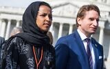 Le représentant républicain Dean Phillips et la représentante Ilhan Omar à Washington. (Crédit : Tom Williams/CQ Roll Call via JTA)