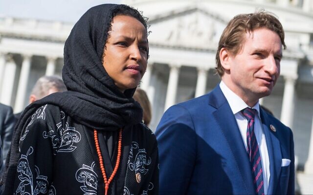 Le représentant républicain Dean Phillips et la représentante Ilhan Omar à Washington. (Crédit : Tom Williams/CQ Roll Call via JTA) Le représentant républicain Dean Phillips et la représentante Ilhan Omar à Washington. (Crédit : Tom Williams/CQ Roll Call via JTA)