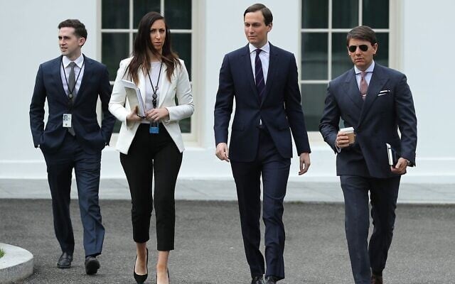 (De gauche à droite) L'assistant du président et représentant spécial pour les négociations internationales Avi Berkowitz, l'assistant spécial du président Alexa Henning, le conseiller principal du président Donald Trump et son gendre Jared Kushner et le porte-parole adjoint de la Maison Blanche Hogan Gidley sortent de la Maison Blanche, le 8 mai 2020. (Crédit : Chip Somodevilla/Getty Images) (De gauche à droite) L'assistant du président et représentant spécial pour les négociations internationales Avi Berkowitz, l'assistant spécial du président Alexa Henning, le conseiller principal du président Donald Trump et son gendre Jared Kushner et le porte-parole adjoint de la Maison Blanche Hogan Gidley sortent de la Maison Blanche, le 8 mai 2020. (Crédit : Chip Somodevilla/Getty Images)