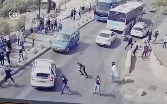 Des émeutiers arabes jettent des pierres sur un véhicule, dans la Vieille Ville de Jérusalem, le 10 mai 2021. (Crédit :  capture d'écran Twitter)