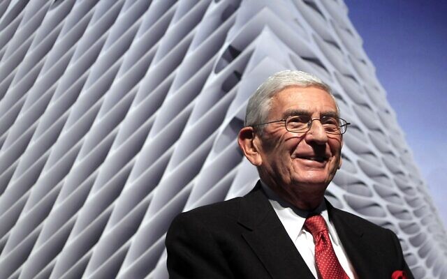 Eli Broad à une cérémonie au Musée d'art contemporain de la Broad Art Foundation à Los Angeles, le 6 janvier 2011. (Crédit : AP Photo / Jae C. Hong, File) Eli Broad à une cérémonie au Musée d'art contemporain de la Broad Art Foundation à Los Angeles, le 6 janvier 2011. (Crédit : AP Photo / Jae C. Hong, File)