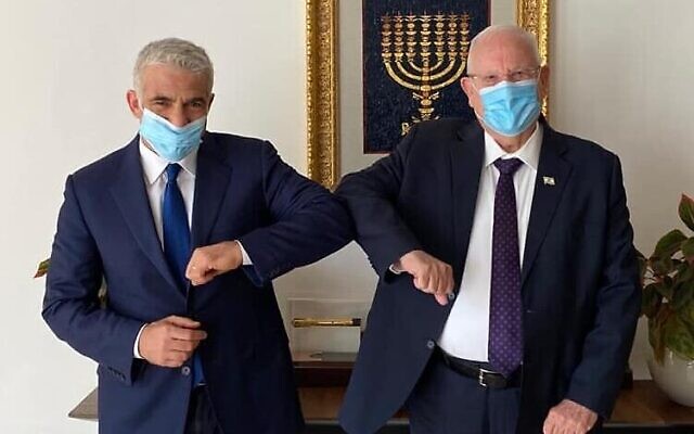 Le président de Yesh Atid, Yair Lapid, (à gauche) avec le président Reuven rivlin, le 8 juillet 2020. (Yair Lapid/Facebook)