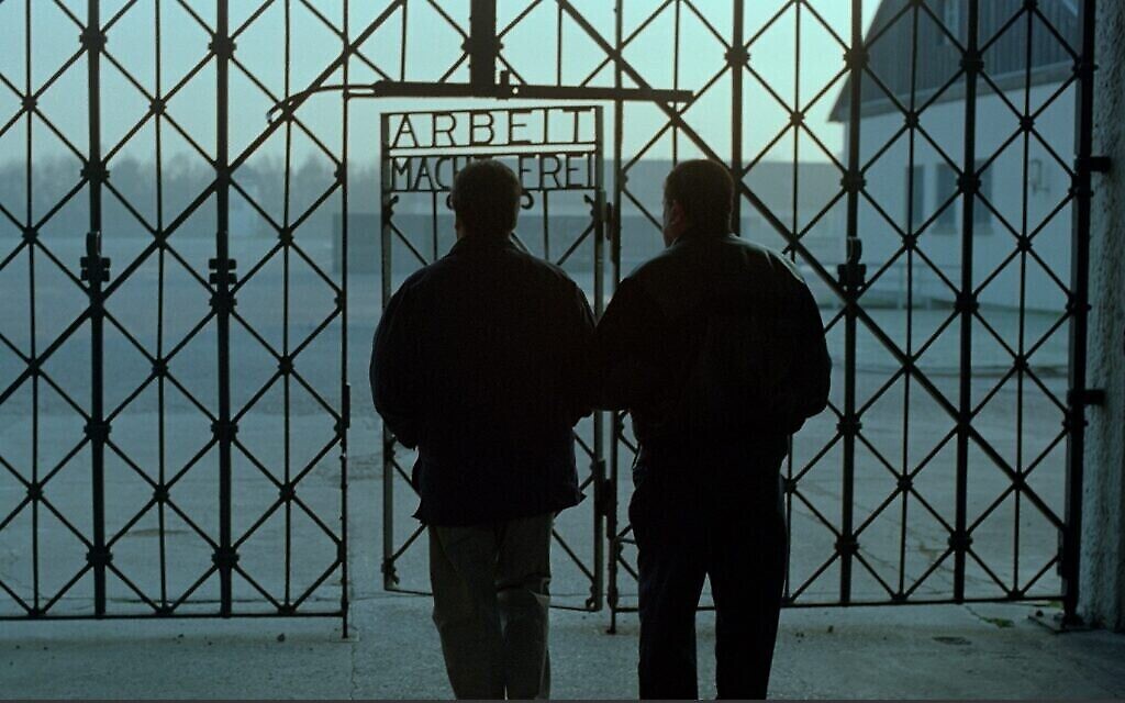 Bill Basch retourne avec son fils Martin au camp de concentration de Dachau en Allemagne dans le documentaire de 1998 "Les derniers jours". (Autorisation)