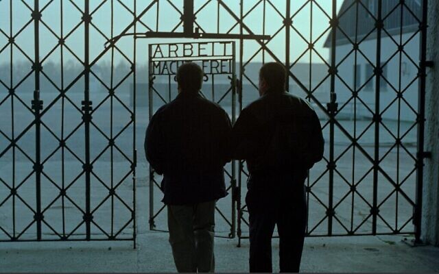Bill Basch retourne avec son fils Martin au camp de concentration de Dachau en Allemagne dans le documentaire de 1998 "Les derniers jours". (Autorisation)