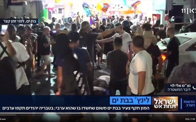 Un homme arabe lynché par la foule à Bat Yam, en direct à la télévision, le 21 mai 2021. (Capture d'écran Kan) Un homme arabe lynché par la foule à Bat Yam, en direct à la télévision, le 21 mai 2021. (Capture d'écran Kan)
