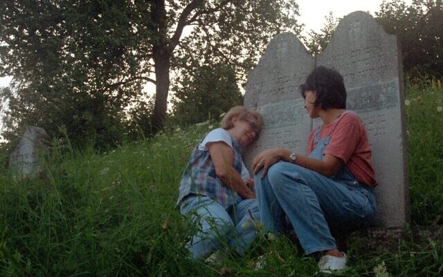 Irène Zisblatt se rend sur la tombe de ses grands-parents avec sa fille Robin dans le documentaire de 1998 "Les derniers jours". (Autorisation)