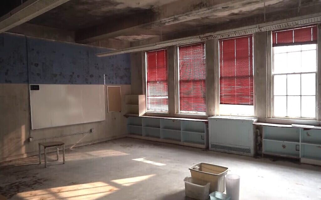 L'intérieur de l'ancien Seattle Talmud Torah, désormais la mosquée Cherry Street, est en mauvais état, et les militants cherchent à collecter des fonds pour y créer un centre communautaire interconfessionnel. (Capture d'écran / YouTube)