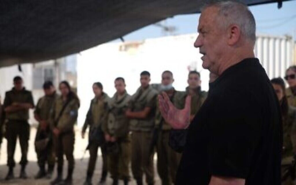 Le ministre de la Défense Benny Gantz parle aux soldats de l'armée de l'air en charge du système de défense antiaérienne du Dôme de fer, le 11 mai 2021. (Crédit : Judah Ari Gross/Times of Israel)