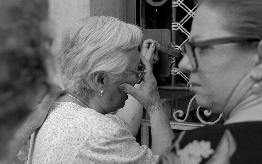 Renée Firestone à la porte de la maison de son enfance à Uzhorod, en Ukraine, anciennement en Hongrie, dans le documentaire de 1998 "Les derniers jours". (Autorisation)
