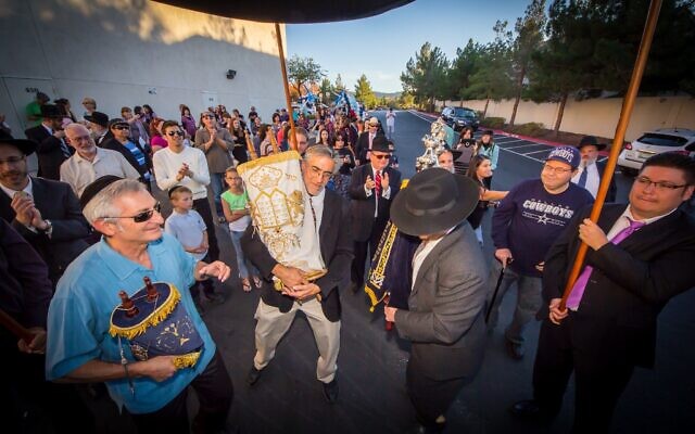Des membres du centre Ahavas Torah de Henderson défilent dans la ville lors d'une cérémonie d'inauguration d'un Sefer Torah au milieu des années 2010. La banlieue de Las Vegas abrite une population juive orthodoxe croissante. (Autorisation du Ahavas Torah Center/ via JTA)