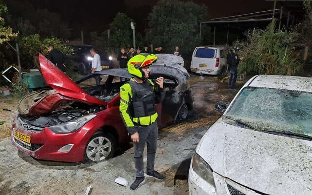 La scène d'une frappe à la roquette dans la ville de Lod qui a tué deux personnes, le 12 mai 2021. (Crédit : Magen David Adom) La scène d'une frappe à la roquette dans la ville de Lod qui a tué deux personnes, le 12 mai 2021. (Crédit : Magen David Adom)