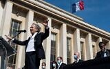 Bernard-Henry Levy prend la parole lors du rassemblement "Justice pour Sarah Halimi" à Paris, France, le 25 avril 2021. (Cnaan Liphshiz/ JTA)