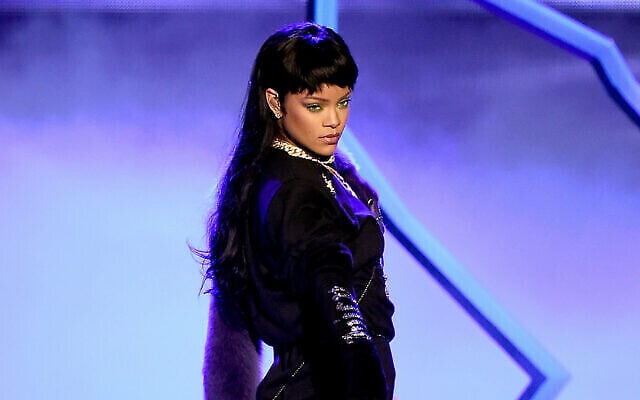 Rihanna sur scène lors des MTV Video Music Awards 2016 au Madison Square Garden de New York, le 28 août 2016. (Crédit : Michael Loccisano / Getty Images) Rihanna sur scène lors des MTV Video Music Awards 2016 au Madison Square Garden de New York, le 28 août 2016. (Crédit : Michael Loccisano / Getty Images)