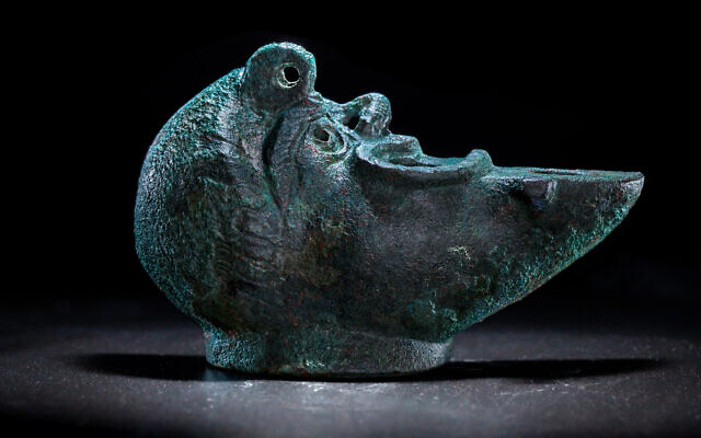 Une lampe à huile en bronze découverte dans les fondations d'un bâtiment de l'époque romaine sur la route de pèlerinage de la Cité de David à Jérusalem, mai 2021. (Koby Harati/Cité de David) Une lampe à huile en bronze découverte dans les fondations d'un bâtiment de l'époque romaine sur la route de pèlerinage de la Cité de David à Jérusalem, mai 2021. (Koby Harati/Cité de David)