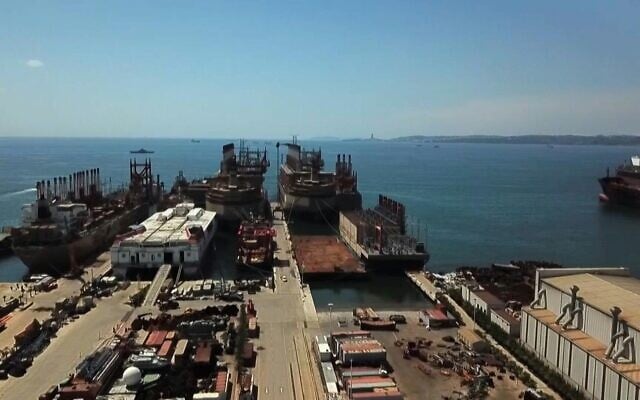 Des Navires-centrale stationnés au large du Liban. (Crédit : AFPTV)
