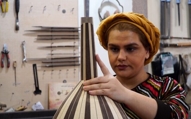 La luthière iranienne Fatemeh Moussavi dans son atelier de fabrication d'oud à Téhéran, le 14 décembre 2020. (Crédit : AFPTV) La luthière iranienne Fatemeh Moussavi dans son atelier de fabrication d'oud à Téhéran, le 14 décembre 2020. (Crédit : AFPTV)