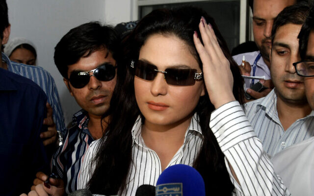 L'actrice pakistanaise Veena Malik parle aux médias dans un poste de police local à Lahore, au Pakistan, le 13 avril 2010. (Crédit : AP Photo/K.M.Chaudary) L'actrice pakistanaise Veena Malik parle aux médias dans un poste de police local à Lahore, au Pakistan, le 13 avril 2010. (Crédit : AP Photo/K.M.Chaudary)