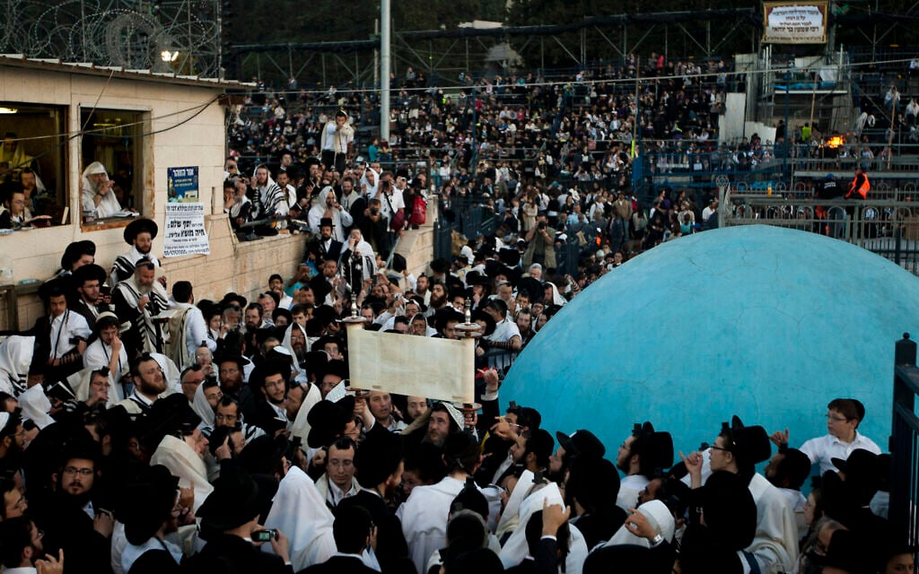 Des Juifs ultra-orthodoxes prient sur le site du Mont Meron, autour du tombeau du rabbin Shimon Bar Yochai, pendant les fêtes de Lag BaOmer, dans le nord d'Israël, le 10 avril 2021. (Crédit : AP Photo/Ariel Schalit) Des Juifs ultra-orthodoxes prient sur le site du Mont Meron, autour du tombeau du rabbin Shimon Bar Yochai, pendant les fêtes de Lag BaOmer, dans le nord d'Israël, le 10 avril 2021. (Crédit : AP Photo/Ariel Schalit)