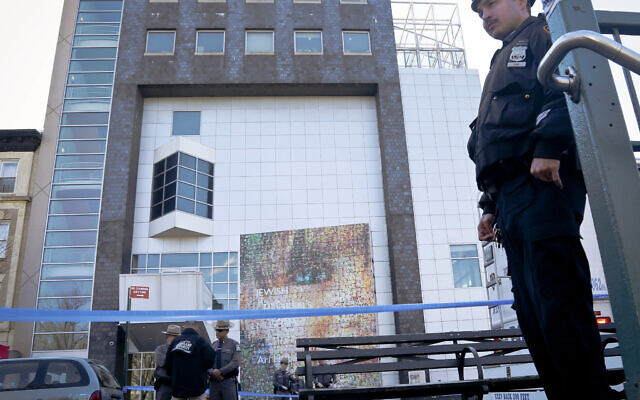 Illustration : les forces de l'ordre fédérales, étatiques et locales se tiennent devant le Musée juif des enfants suite à une alerte à la bombe à Brooklyn, New York, le 9 mars 2017. (Crédit : AP Photo/Bebeto Matthews) Illustration : les forces de l'ordre fédérales, étatiques et locales se tiennent devant le Musée juif des enfants suite à une alerte à la bombe à Brooklyn, New York, le 9 mars 2017. (Crédit : AP Photo/Bebeto Matthews)