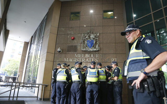 Un groupe de policiers au tribunal de première instance de Melbourne, en Australie, le 5 mars 2018 (Crédit : AP Photo/Asanka Brendon Ratnayake).