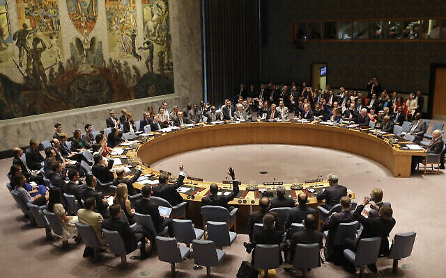 Sur cette photo d'archive du 20 juillet 2015, les membres du Conseil de sécurité votent au siège des Nations Unies sur l'accord nucléaire historique entre l'Iran et six puissances mondiales. (AP / Seth Wenig, dossier) Sur cette photo d'archive du 20 juillet 2015, les membres du Conseil de sécurité votent au siège des Nations Unies sur l'accord nucléaire historique entre l'Iran et six puissances mondiales. (AP / Seth Wenig, dossier)