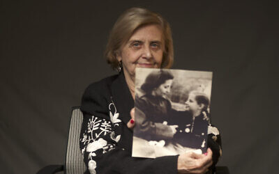 Illustration : Tova Friedman, survivante de la Shoah de 82 ans, née en Pologne, tient une photo d'elle enfant avec sa mère, qui a également survécu au camp d'extermination nazi d'Auschwitz, à New York, le 13 décembre 2019. (Crédit : World Jewish Congrès via AP)