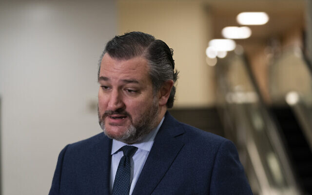 Le sénateur républicain Ted Cruz lors d'une déclaration à la presse au Capitole, le 13 février 2021. (Crédit : AP Photo/Alex Brandon)