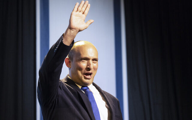 Le chef du parti Yamina, Naftali Bennett, salue ses partisans après les premiers résultats des sondages de sortie des urnes aux élections israéliennes au siège de son parti à Petah Tikva, le 24 mars 2021. (Crédit : AP Photo/Tsafrir Abayov) Le chef du parti Yamina, Naftali Bennett, salue ses partisans après les premiers résultats des sondages de sortie des urnes aux élections israéliennes au siège de son parti à Petah Tikva, le 24 mars 2021. (Crédit : AP Photo/Tsafrir Abayov)