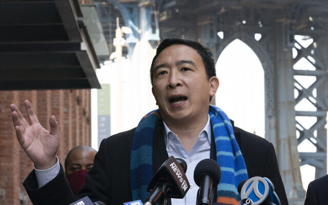 Le candidat démocrate à la mairie Andrew Yang tient une conférence de presse dans le quartier de Dumbo à New York, le 11 mars 2021, (Crédit : AP Photo/Mark Lennihan)
