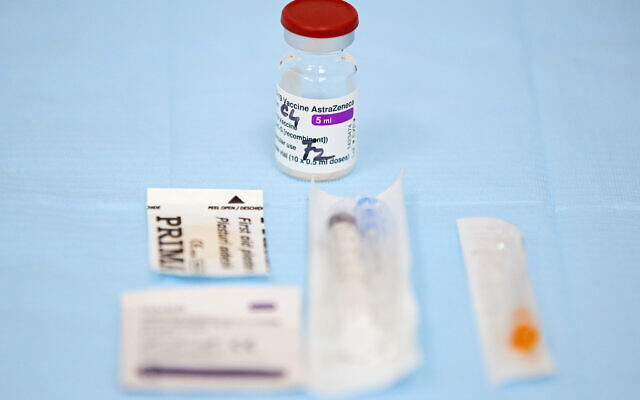 Un kit de vaccination AstraZeneca est placé sur une table dans un centre de vaccination à Bucarest, en Roumanie, le 7 avril 2021. (AP Photo/Vadim Ghirda) Un kit de vaccination AstraZeneca est placé sur une table dans un centre de vaccination à Bucarest, en Roumanie, le 7 avril 2021. (AP Photo/Vadim Ghirda)