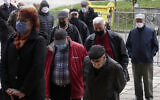 Des personnes attendent de se faire vacciner contre la COVID-19, à l'extérieur d'une salle de sport dans la capitale Sarajevo, en Bosnie, mercredi 21 avril 2021. (AP Photo/Eldar Emric)