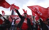 Des partisans du Parti socialiste agitent des drapeaux lors d'un rassemblement de leur parti à Tirana, en Albanie, le 22 avril 2021. (AP)