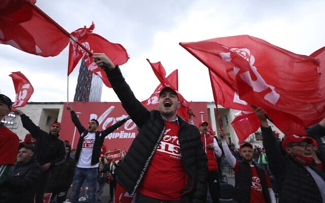 Des partisans du Parti socialiste agitent des drapeaux lors d'un rassemblement de leur parti à Tirana, en Albanie, le 22 avril 2021. (AP) Des partisans du Parti socialiste agitent des drapeaux lors d'un rassemblement de leur parti à Tirana, en Albanie, le 22 avril 2021. (AP)