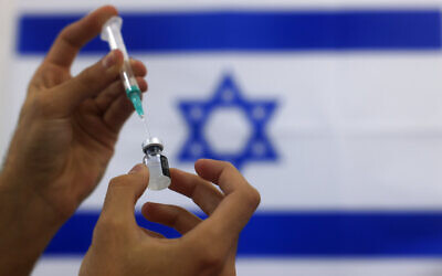Un infirmier militaire prépare une dose de vaccin Pfizer contre la COVID-19 à administrer dans un hôpital d'Ashdod, dans le sud d'Israël, le 7 janvier 2021. (Crédit : AP Photo/Tsafrir Abayov)