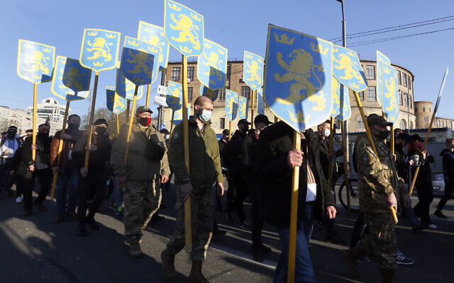 Des manifestants brandissent les emblèmes de la 14e division de grenadiers Waffen de la SS à Kiev, en Ukraine, le 28 avril 2021. (AP Photo/Efrem Lukatsky) Des manifestants brandissent les emblèmes de la 14e division de grenadiers Waffen de la SS à Kiev, en Ukraine, le 28 avril 2021. (AP Photo/Efrem Lukatsky)