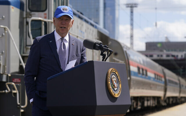 Le président américain Joe Biden prend la parole lors d'un événement marquant le 50e anniversaire d'Amtrak à la 30th Street Station à Philadelphie, le 30 avril 2021. (Crédit : AP / Patrick Semansky)