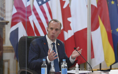 Le ministre britannique des Affaires étrangères, Dominic Raab à la réunion des ministres des Affaires étrangères et du Développement du G7, à Londres, le 4 mai 2021. (Crédit : Stefan Rousseau/Pool via AP)