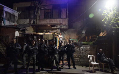 La police israélienne monte la garde devant une habitation palestinienne occupée par des habitants d'implantation pendant une manifestation  dénonçant l'expulsion de familles palestiniennes dans le quartier Sheikh-Jarrah de Jérusalem, à la veille d'une audience de la Haute-cour sur le sujet, le 5 mai 2021. (Crédit : AP Photo/Maya Alleruzzo)