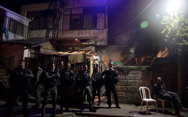 La police israélienne monte la garde devant une habitation palestinienne occupée par des habitants d'implantation pendant une manifestation  dénonçant l'expulsion de familles palestiniennes dans le quartier Sheikh-Jarrah de Jérusalem, à la veille d'une audience de la Haute-cour sur le sujet, le 5 mai 2021. (Crédit : AP Photo/Maya Alleruzzo)