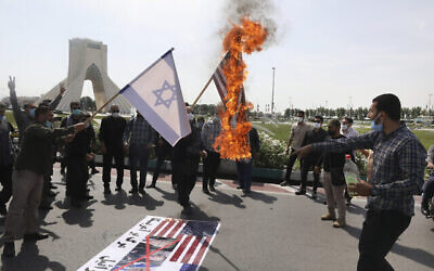 Des manifestants brûlent des drapeaux israéliens à Téhéran, en Iran, lors de la Journée al-Quds, le 7 mai 2021. (Crédit :AP Photo/Vahid Salemi)