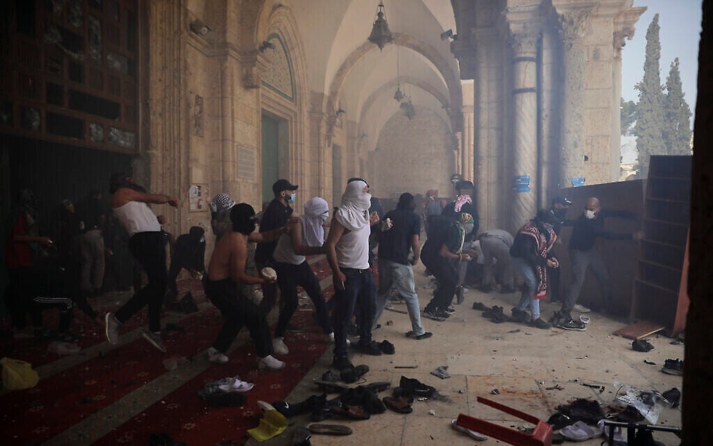 Des émeutiers palestiniens affrontent les forces de sécurité israéliennes dans l'enceinte de la mosquée al-Aqsa sur le mont du Temple, dans la Vieille Ville de Jérusalem, le 10 mai 2021. (Crédit : AP/Mahmoud Illean)