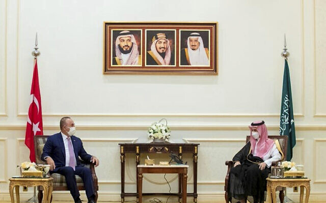 Le ministre saoudien des Affaires étrangères, le prince Faisal bin Farhan, rencontre le ministre turc des Affaires étrangères, Mevlut Cavusoglu, à gauche, à Jiddah, en Arabie saoudite, le mardi 11 mai 2021. (Crédit : Agence de presse saoudienne via AP) Le ministre saoudien des Affaires étrangères, le prince Faisal bin Farhan, rencontre le ministre turc des Affaires étrangères, Mevlut Cavusoglu, à gauche, à Jiddah, en Arabie saoudite, le mardi 11 mai 2021. (Crédit : Agence de presse saoudienne via AP)
