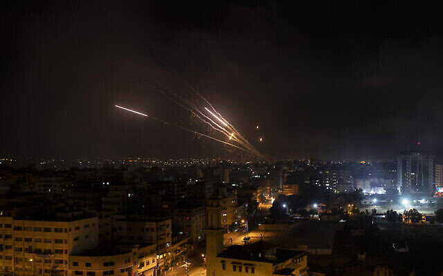 Des roquettes sont lancées par les groupes terroristes palestiniens de la bande de Gaza vers Israël, le mercredi 12 mai 2021. (Crédit : AP Photo / Khalil Hamra) Des roquettes sont lancées par les groupes terroristes palestiniens de la bande de Gaza vers Israël, le mercredi 12 mai 2021. (Crédit : AP Photo / Khalil Hamra)