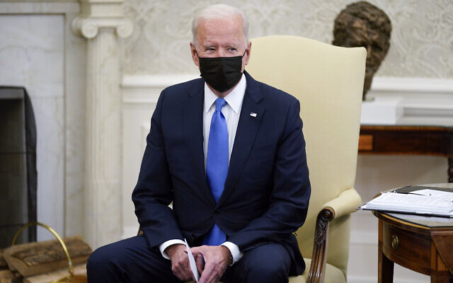 Le président Joe Biden durant une rencontre avec des sénateurs républicains à la Maison Blanche, à Washington, le 13 mai 2021. (Crédit : AP Photo/Evan Vucci)