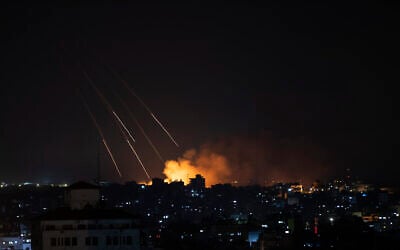 De la fumée s'élève suite aux frappes de missiles israéliens sur la ville de Gaza, jeudi 13 mai 2021. (Crédit : AP Photo/Khalil Hamra)